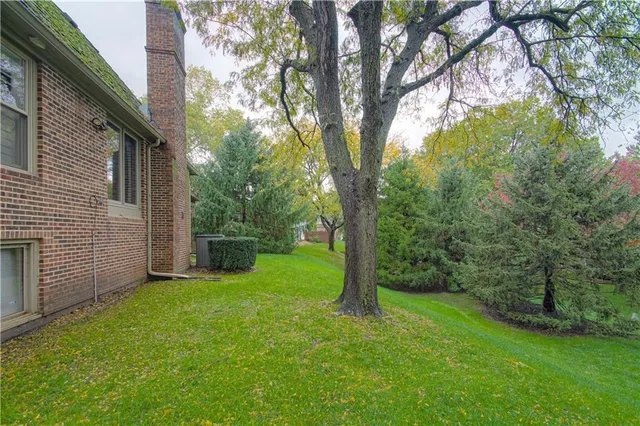 $1,200,000 | 7 Le Mans Court, Prairie Village, KS 66208