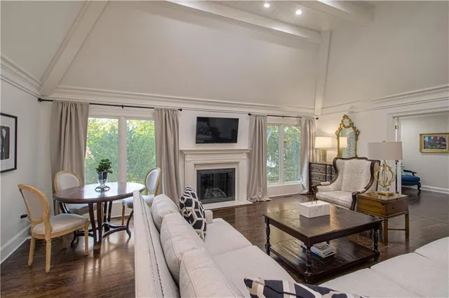 $1,200,000 | 7 Le Mans Court, Prairie Village, KS 66208