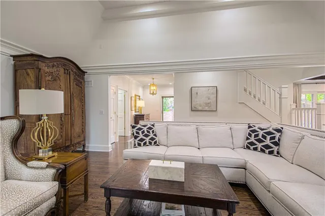 $1,200,000 | 7 Le Mans Court, Prairie Village, KS 66208