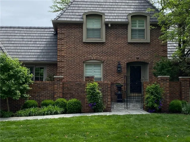 $1,200,000 | 7 Le Mans Court, Prairie Village, KS 66208