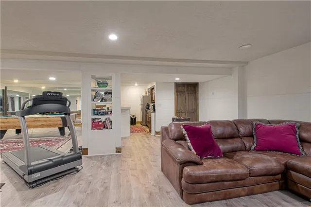 $1,200,000 | 7 Le Mans Court, Prairie Village, KS 66208