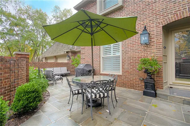 $1,200,000 | 7 Le Mans Court, Prairie Village, KS 66208