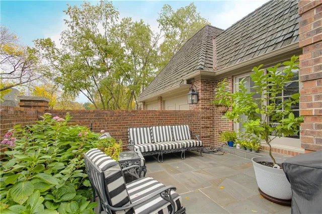 $1,200,000 | 7 Le Mans Court, Prairie Village, KS 66208