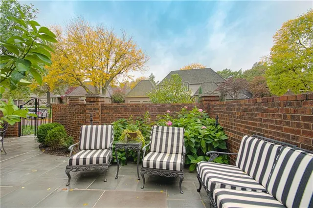 $1,200,000 | 7 Le Mans Court, Prairie Village, KS 66208