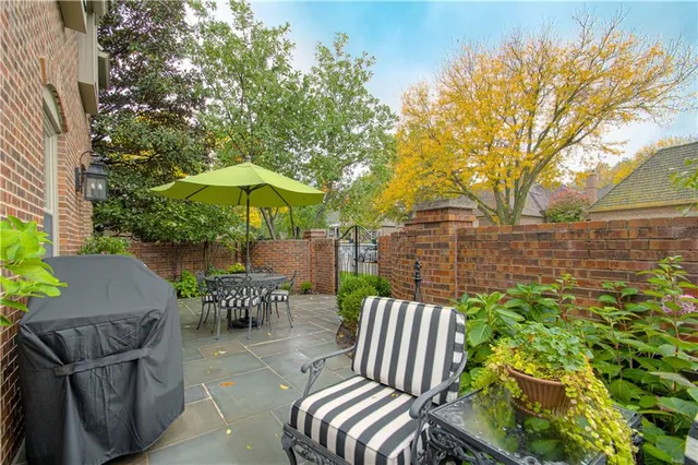 $1,200,000 | 7 Le Mans Court, Prairie Village, KS 66208