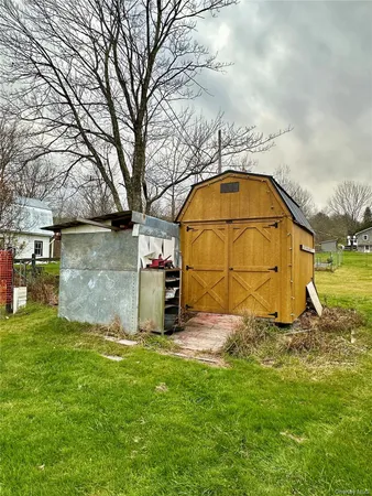 a view of a backyard