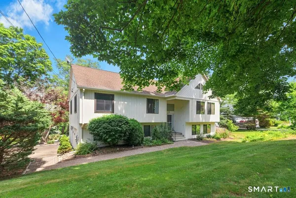 $640,000 | 30 The Boulevard, Newtown, CT 06470