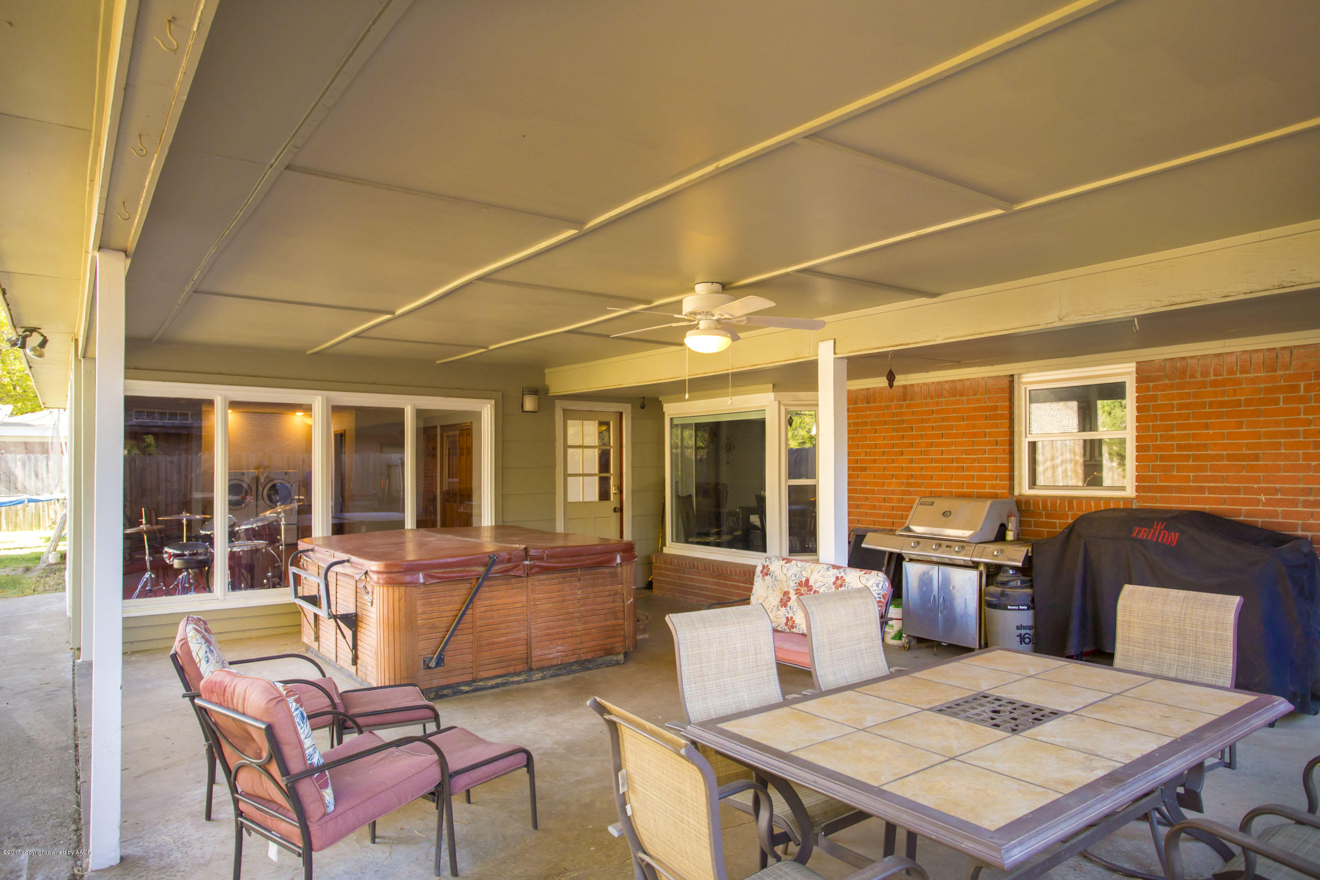 6208 Gainsborough Road Amarillo, TX 79106 - Photo 5 of 29 Large Covered patio!