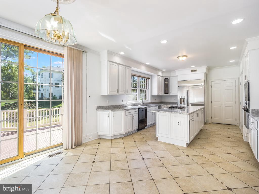 8951 Brook Road McLean, VA 22102 - Photo 12 of 33 Breakfast Area/Kitchen