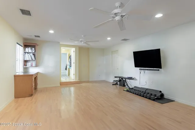 a view of entryway with a workspace