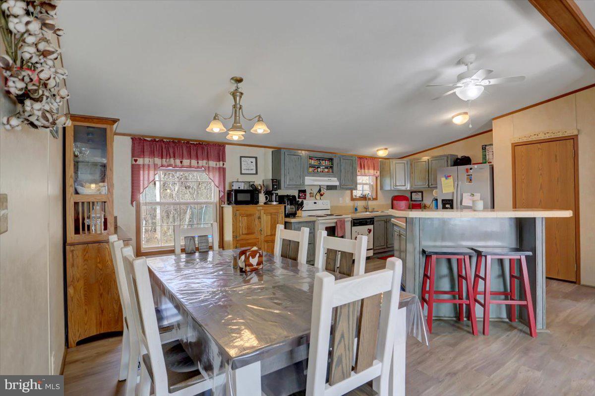 15530 Mobile Road Williamsport, MD 21795 - Photo 7 of 44 Dining area in kitchen