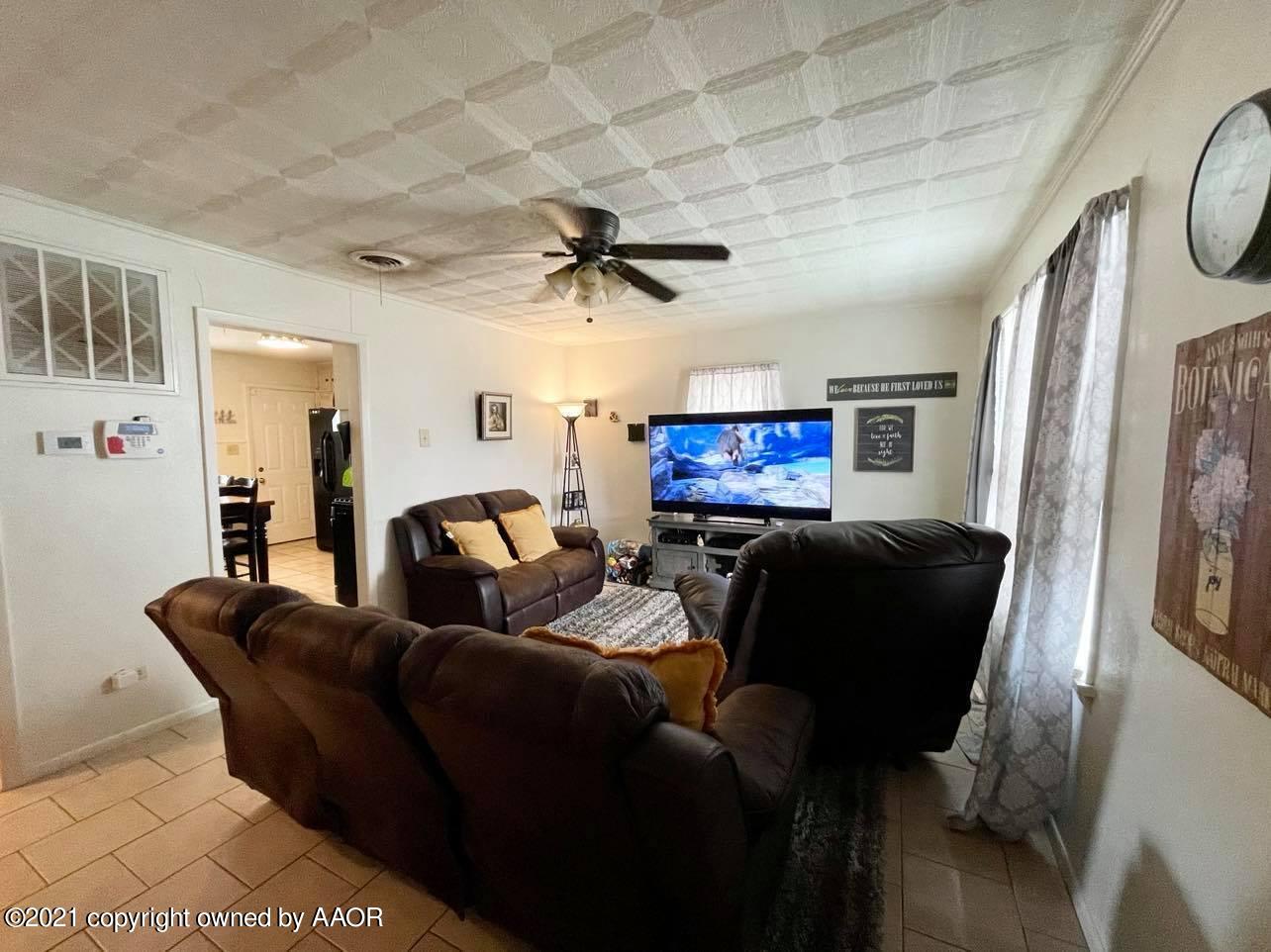 3812 South Hayden Street Amarillo, TX 79110 - Photo 5 of 9 a living room with furniture a ceiling fan and a rug