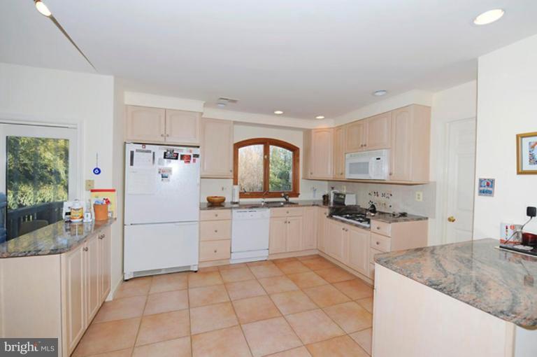 11401 Falls Road Potomac, MD 20854 - Photo 11 of 20 Kitchen