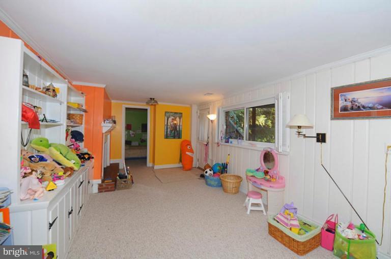 11401 Falls Road Potomac, MD 20854 - Photo 14 of 20 Family Room