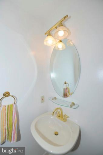 11401 Falls Road Potomac, MD 20854 - Photo 19 of 20 Powder Room