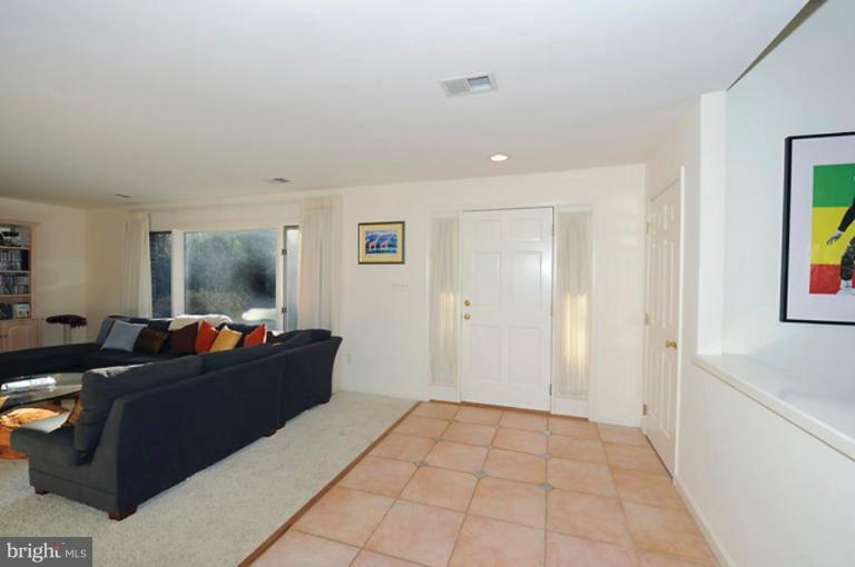 11401 Falls Road Potomac, MD 20854 - Photo 3 of 20 Entrance / Foyer