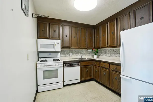$205,000 | 555 North Avenue, Unit 25K, Fort Lee, NJ 07024