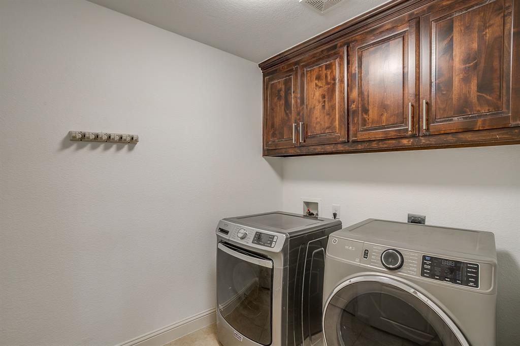 3009 Montebello Drive Denton, TX 76210 - Photo 14 of 38 a utility room with dryer and washer