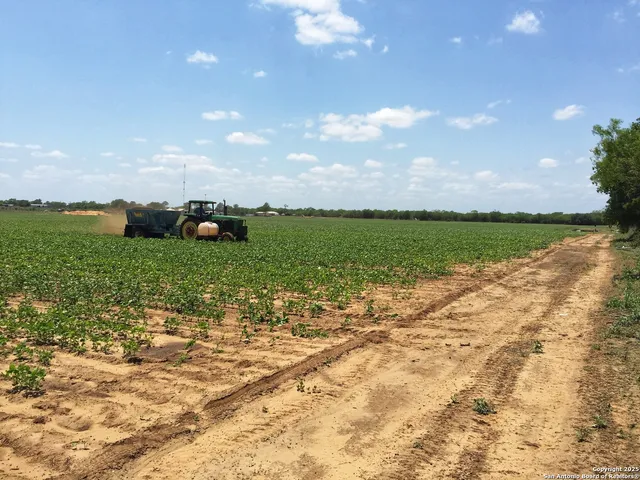 $679,780 | 304 County Road 6611, Devine, TX 78016