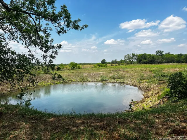 $679,780 | 304 County Road 6611, Devine, TX 78016