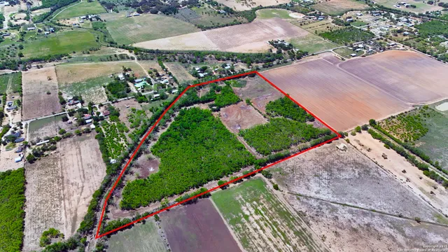 $679,780 | 304 County Road 6611, Devine, TX 78016