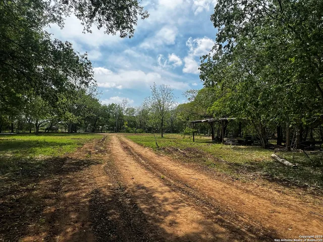 $679,780 | 304 County Road 6611, Devine, TX 78016
