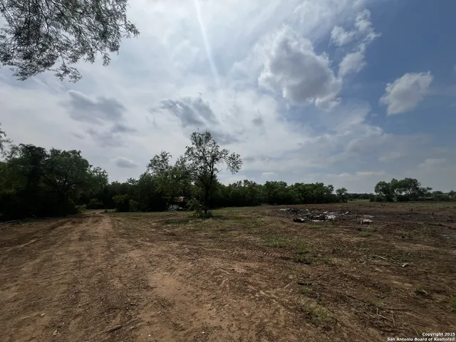 $679,780 | 304 County Road 6611, Devine, TX 78016