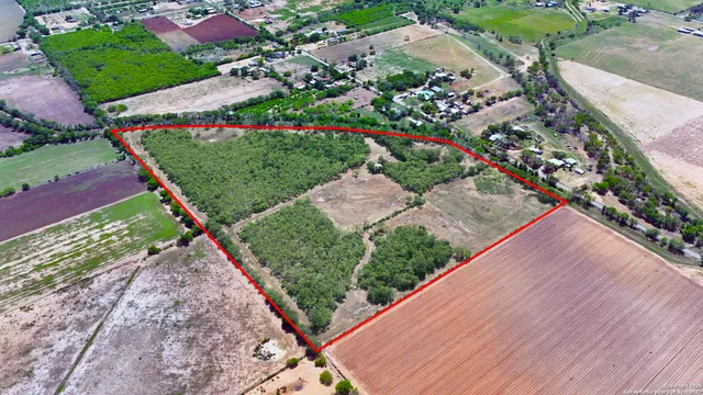 $679,780 | 304 County Road 6611, Devine, TX 78016