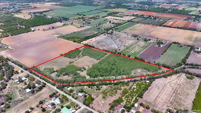 $679,780 | 304 County Road 6611, Devine, TX 78016