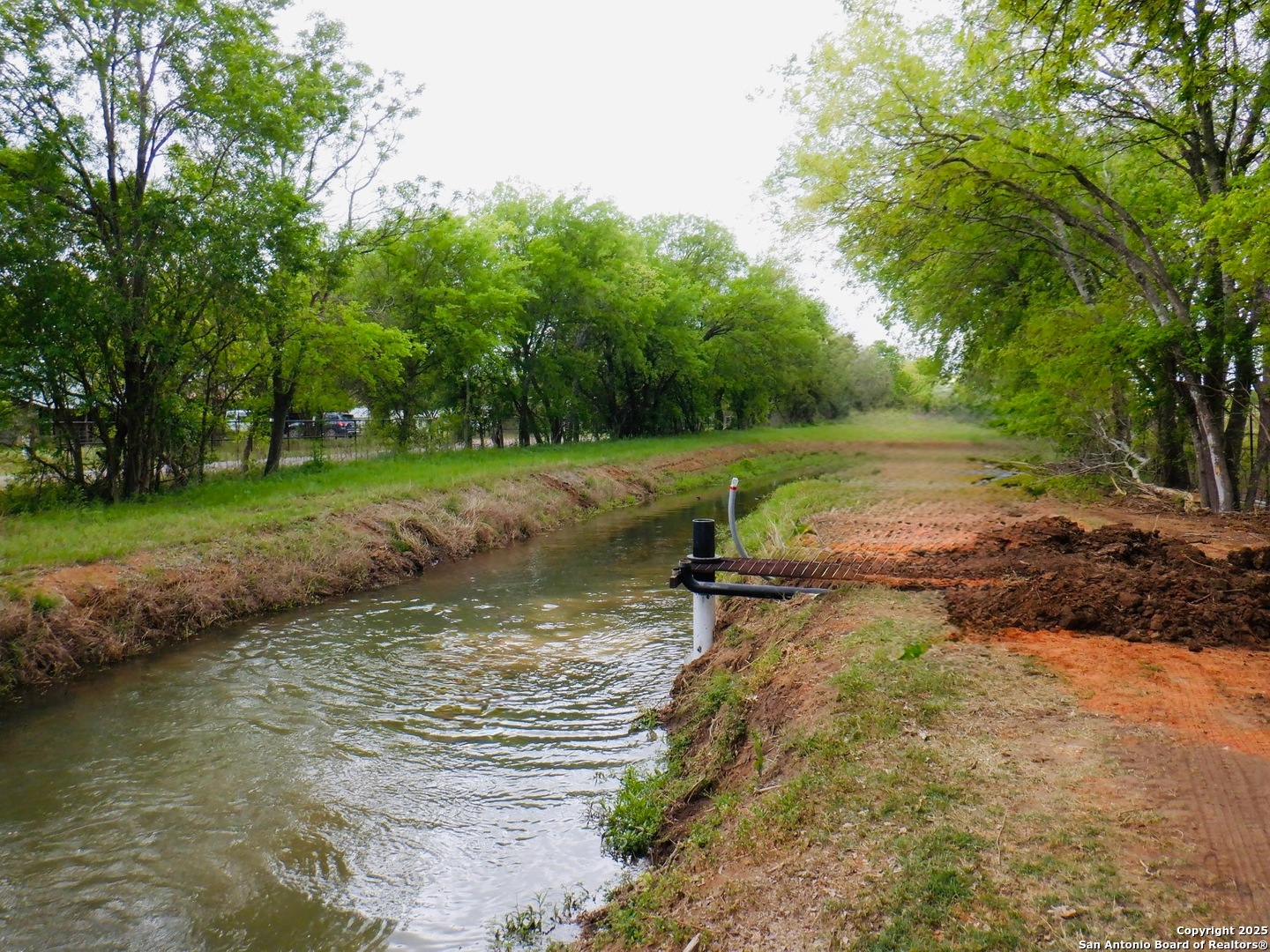 304 County Road 6611 Devine, TX 78016 - Photo 9 of 32