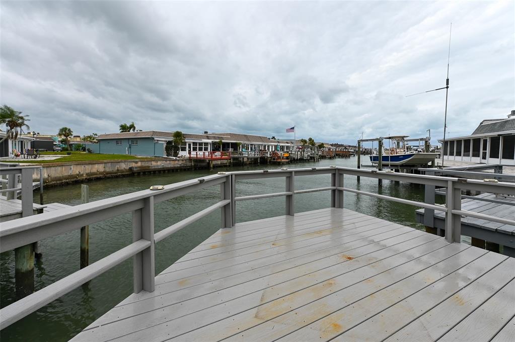 350 Boca Ciega Point Boulevard St. Petersburg, FL 33708 - Photo 19 of 25 a view of kitchen from a oven