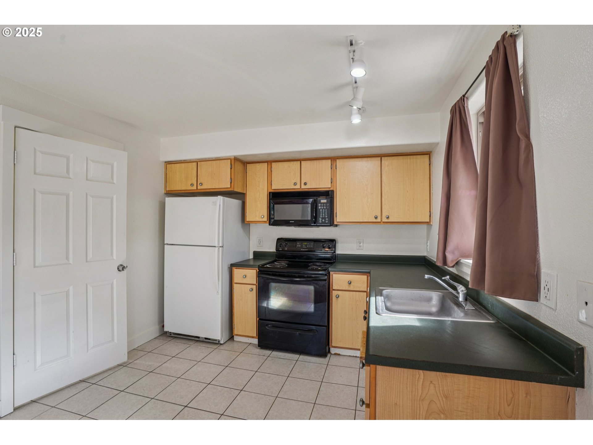 737 Northeast 99th Avenue, Unit 15 Portland, OR 97220 - Photo 16 of 29