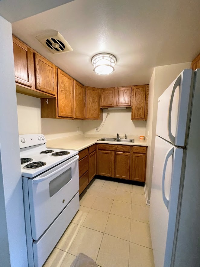 444 Spring Road, Unit 17 Elmhurst, IL 60126 - Photo 4 of 12 a kitchen with stainless steel appliances a stove a sink and a refrigerator