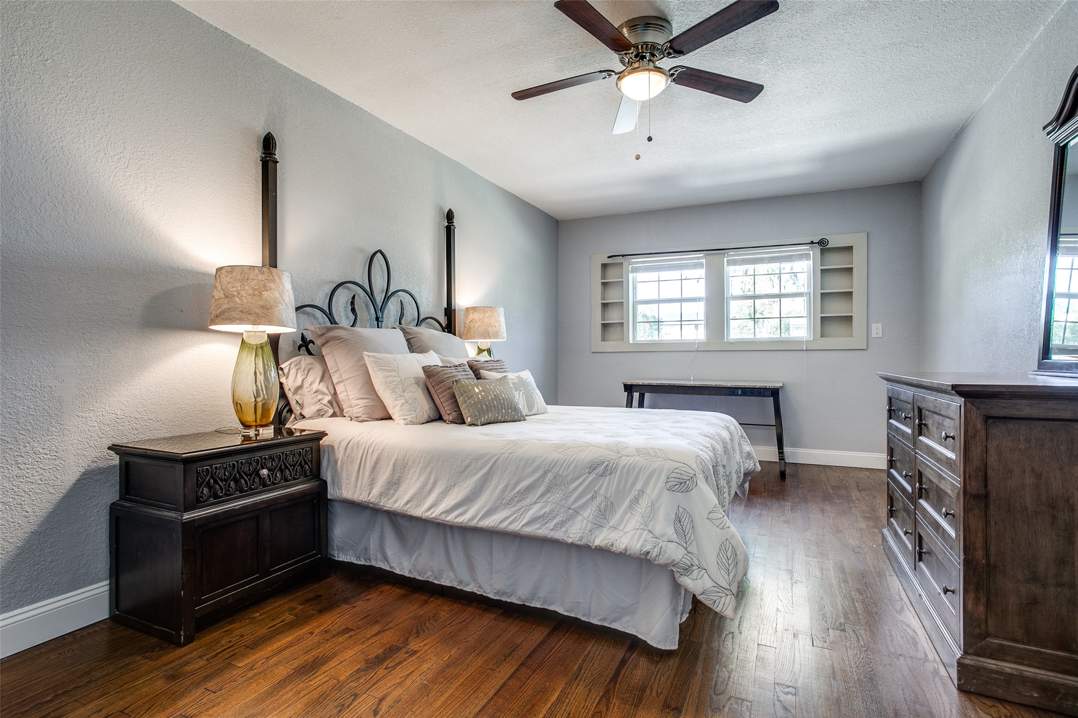 332 Tuttle Road Terrell Hills, TX 78209 - Photo 21 of 25 a bed room with bed and window