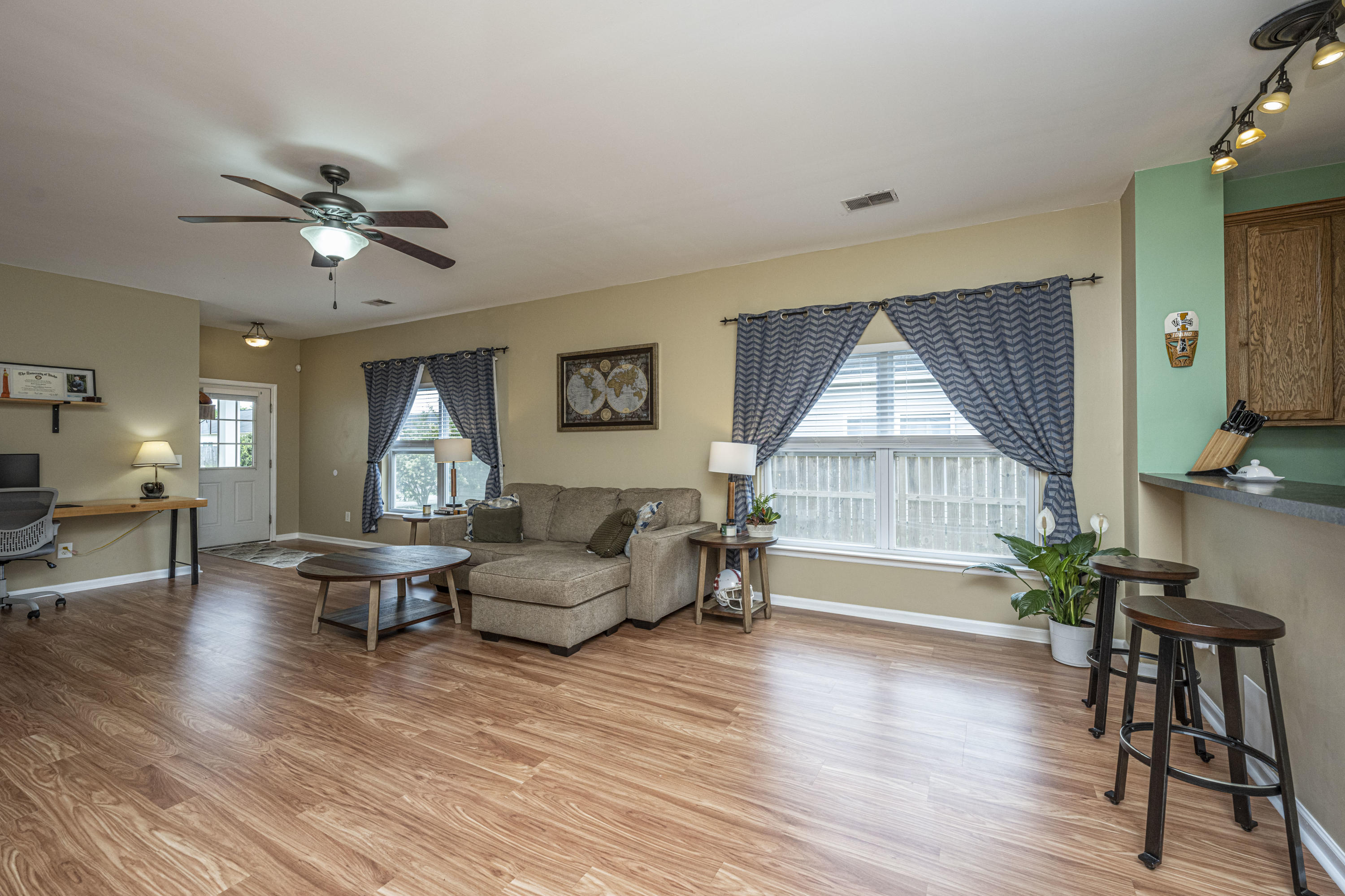 212 Summer View Road Summerville, SC 29486 - Photo 7 of 40 Lots of natural Light