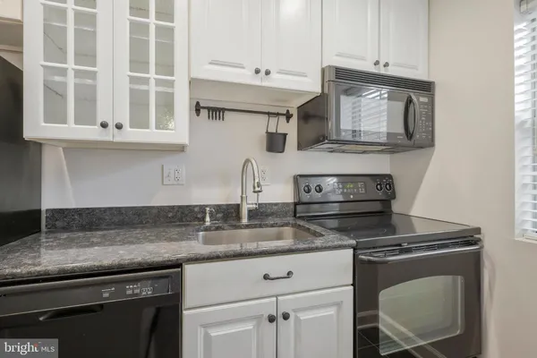 $2,700 | 1804 Queens Lane, Unit 4207, Arlington, VA 22201