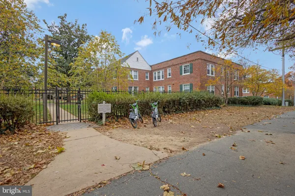 $2,700 | 1804 Queens Lane, Unit 4207, Arlington, VA 22201