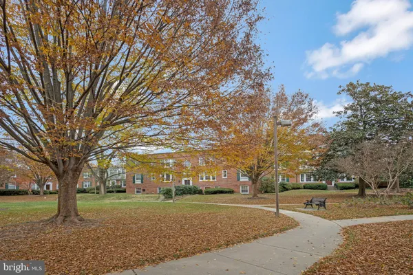 $2,700 | 1804 Queens Lane, Unit 4207, Arlington, VA 22201
