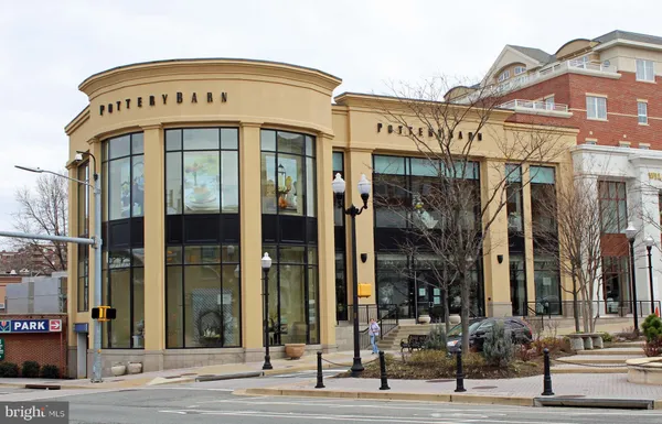 $2,700 | 1804 Queens Lane, Unit 4207, Arlington, VA 22201