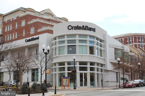 $2,700 | 1804 Queens Lane, Unit 4207, Arlington, VA 22201