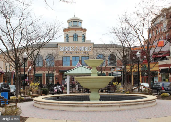 $2,700 | 1804 Queens Lane, Unit 4207, Arlington, VA 22201