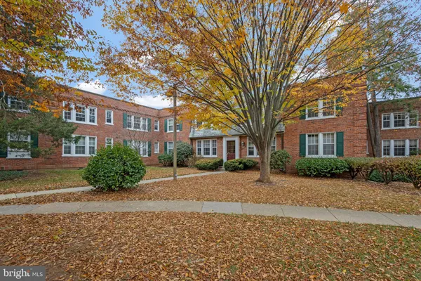 $2,700 | 1804 Queens Lane, Unit 4207, Arlington, VA 22201