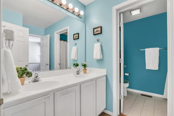 $249,900 | 2904 Falling Waters Drive, Unit 2904, Lindenhurst, IL 60046