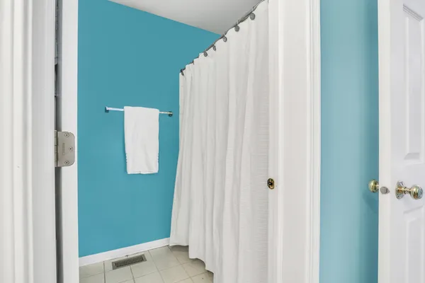 $249,900 | 2904 Falling Waters Drive, Unit 2904, Lindenhurst, IL 60046