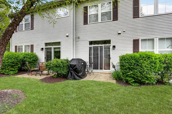 $249,900 | 2904 Falling Waters Drive, Unit 2904, Lindenhurst, IL 60046