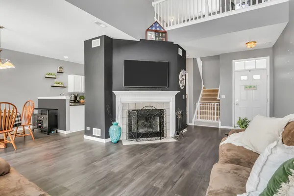 $249,900 | 2904 Falling Waters Drive, Unit 2904, Lindenhurst, IL 60046