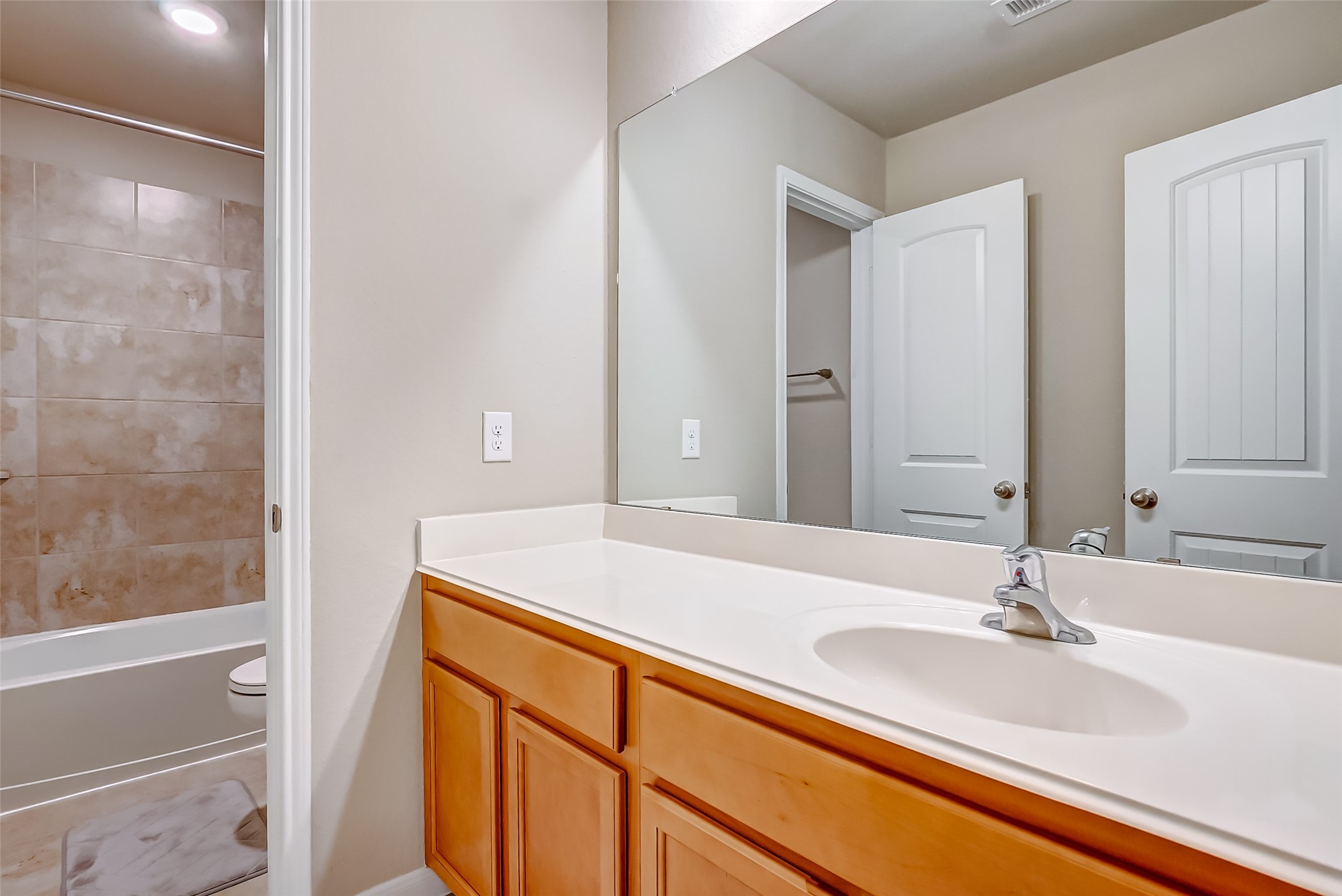 18819 Brookside Rdg Lane Manvel, TX 77578 - Photo 30 of 36 Full bathroom upstairs