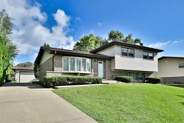 $449,900 | 722 Merlin Drive, Schaumburg, IL 60193