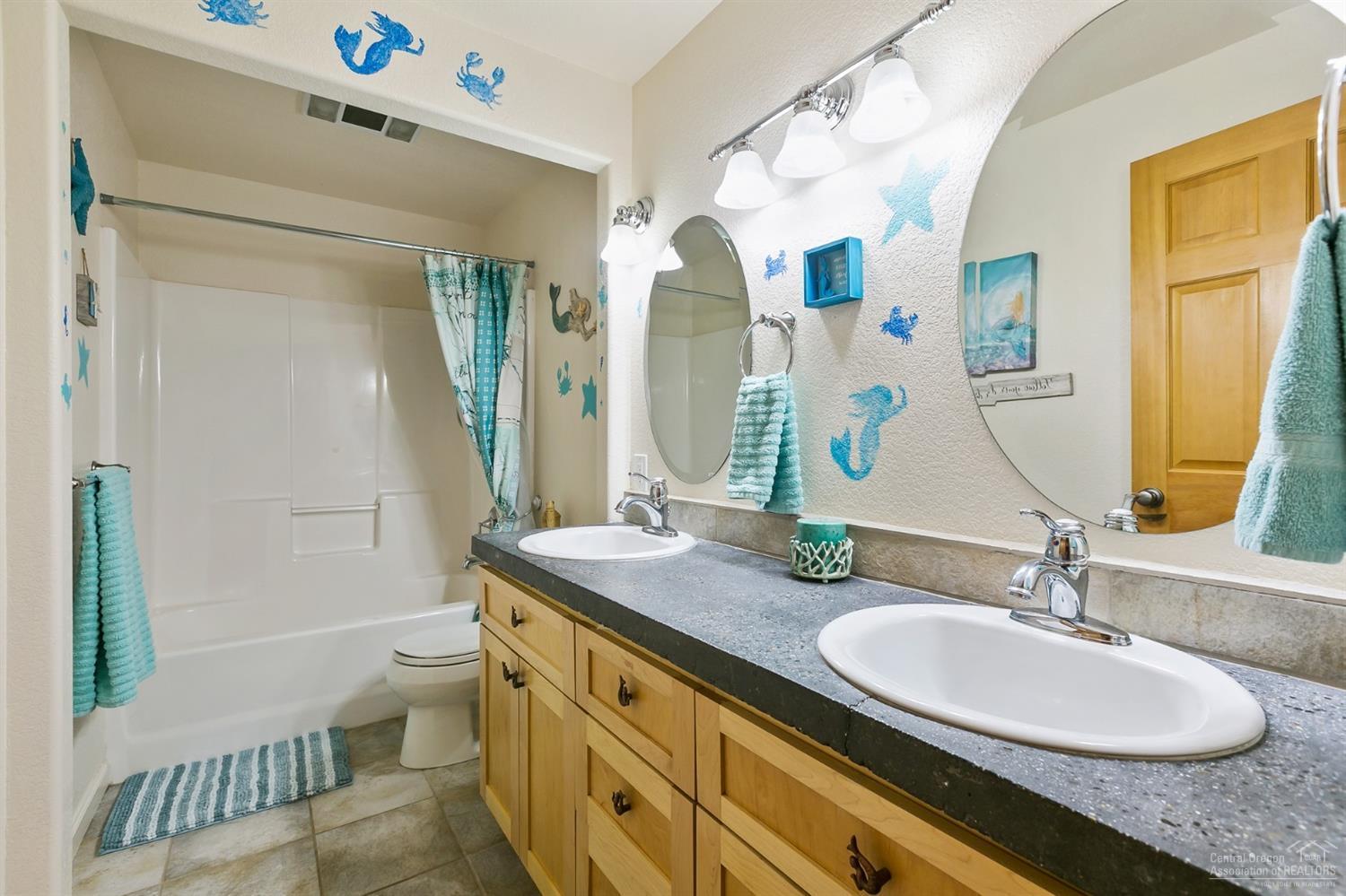 62770 Stenkamp Road Bend, OR 97701 - Photo 14 of 23 Guest Bathroom