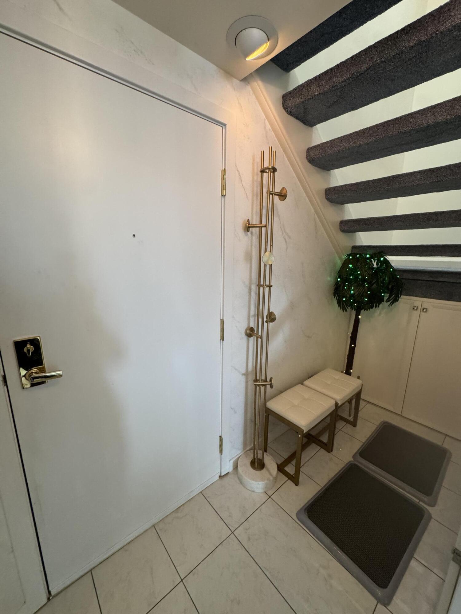 333 Lake Avenue, Unit 806 Racine, WI 53403 - Photo 32 of 62 5G_LST 806_Foyer_Feb 7